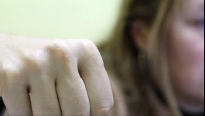 Femeie bătută în plină stradă, la Târgu Jiu