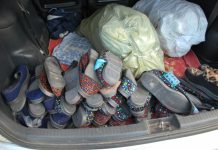 Zeci de articole de îmbrăcăminte și încălțăminte, confiscate de polițiști