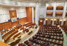 Moțiune într-o sală goală