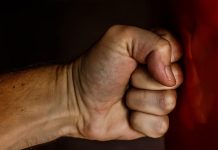 Bărbat cercetat de polițiști, după ce și-a lovit soția