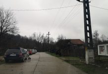 Afișe electorale, sub cheie, vizavi de secția de votare nr.186 Pinoasa!