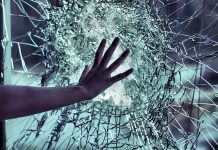 Și-a amenințat tatăl cu moartea și i-a spart geamurile casei