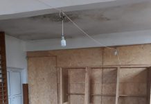 Secție de votare, amenajată printre ruine la Padeș! A plouat peste tavanul secției, în școala fără acoperiș