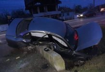 FOTO: Un șofer a fugit, după ce s-a izbit violent cu mașina de un cap de pod din Bîlteni