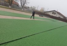 Moș Crăciun le aduce elevilor din Budieni și un teren cu gazon sintetic