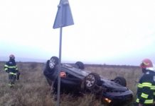 O șoferiță s-a răsturnat cu mașina în șanț