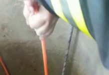 FOTO: Femeie salvată de pompieri, după ce a căzut în fântână