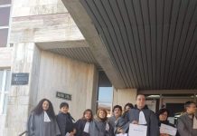 Peste o sută de grefieri au protestat pe scările Palatului Justiției, în Târgu-Jiu