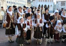 300 de colindători din Gorj şi Mehedinţi, la Alaiul obiceiurilor de iarnă