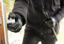 Târgujian prins de polițiști în timp ce spărgea un magazin