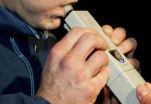 Un șofer beat criță a pierdut controlul volanului și s-a oprit cu autoturismul într-o movilă de pământ