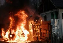 FOTO: Autoturism cuprins de flăcări, la Bâlteni