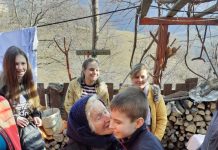 Ajutoare oferite unor bătrâni izolați pe munte