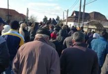 VIDEO: Bărbatul omorât în Piața Mare, îngropat cu lăutari! Peste 100 de persoane au însoțit cortegiul funerar