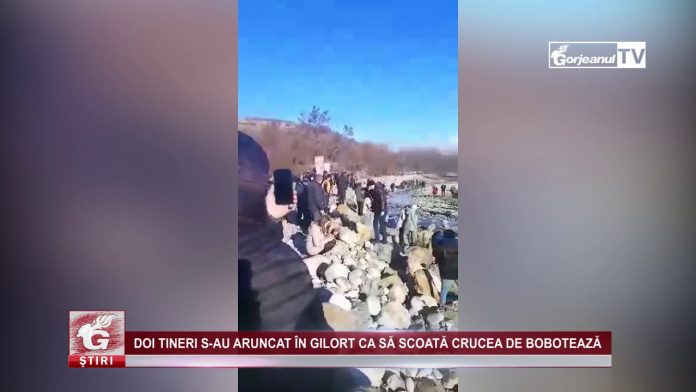 DOI TINERI S-AU ARUNCAT ÎN GILORT CA SĂ SCOATĂ CRUCEA DE BOBOTEAZĂ