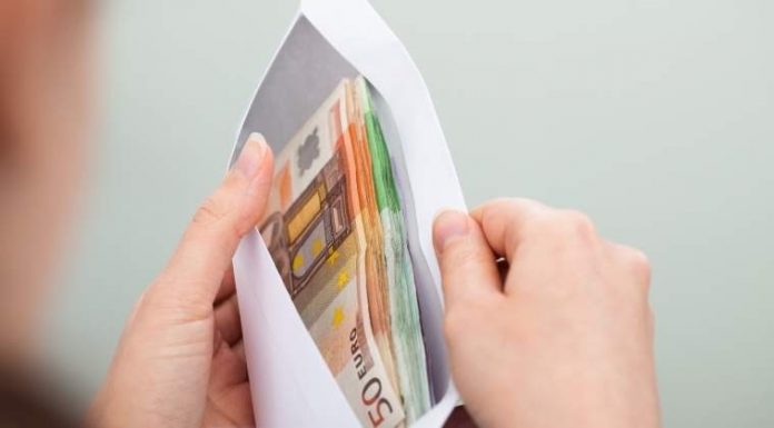 A sunat la 112 să își denunțe iubita că i-a sustras un plic cu bani