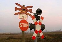 Mașină condusă de un șofer beat, lovită de tren