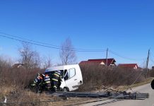 Accident la Târgu-Jiu: Două persoane au fost rănite, după ce o autoutilitară a lovit un stâlp