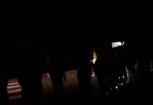 Foto: Tabăra de la Săcelu, centru de carantină pentru Coronavirus! Zeci de localnici nemulțumiți s-au adunat la primărie