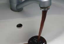 Foto: Disperare în Motru, apă ca smoala la robinete!