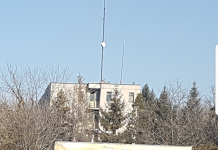 Găurile căscate în străzile din municipiul Motru, astupate cu cărămizi! Primarul promite reparații