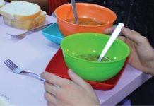 Masă caldă pentru elevii din două școli din Gorj