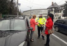 Flori şi recomandări, oferite de 8 Martie de poliţişti femeilor