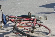 Un bărbat beat, care mergea pe lângă bicicletă, lovit de mașină