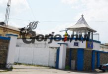 Reținuți după ce i-au aruncat unui deținut un telefon mobil, în curtea Penitenciarului Târgu-Jiu