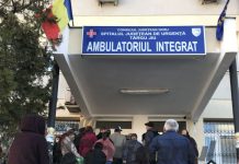 Au uitat de coronavirus! Înghesuială la intrarea în Policlinică!