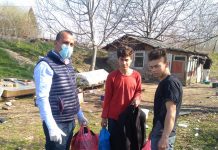 Tinerii din TSD Albeni au oferit ajutoare pentru o familie săracă din comună