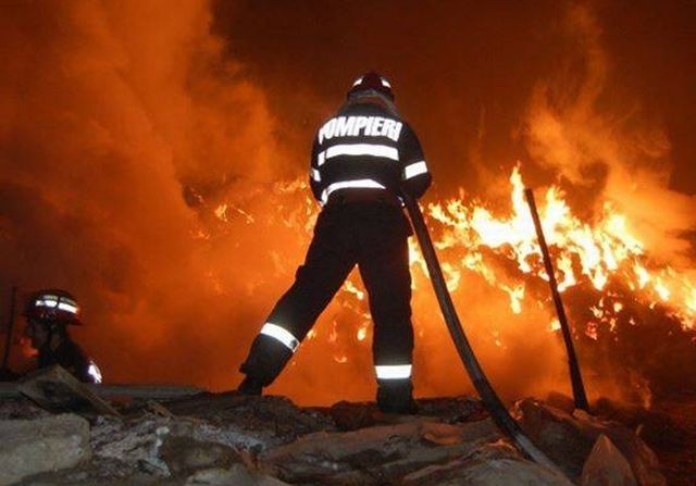 ACUM: Incendii de vegetație în șapte comune