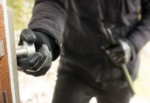 Bărbat prins în timp ce spărgea un magazin din Târgu-Jiu