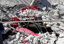 VIDEO: Trei muncitori, prinși sub tone de moloz