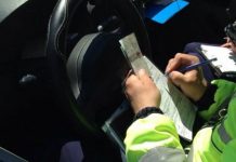 Tânăr cu permisul suspendat, prins la volan