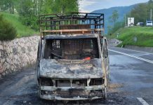 FOTO: Camionetă în flăcări, pe un drum naţional