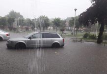 Video: Târgu-Jiul a intrat la apă! La Parcul Central șoferii au ieșit din mașini pe geamuri