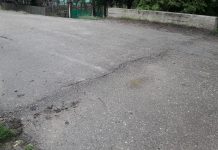 Case fisurate în satul Plopu! Drumul sătesc, distrus de traficul spre șantierul BRUA Hurezani!