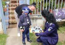 VIDEO: Surpriza uriaşă pe care poliţiştii din Gorj i-au făcut-o unui băiat de cinci ani