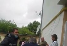 VIDEO: Parterul unui bloc de locuințe sociale, lăsat fără canalizare timp de câteva zile! Șapte familii din Țicleni, disperate