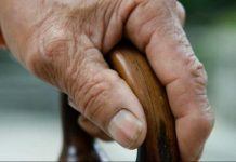 Doi septuagenari din Bumbești-Pițic, soț și soție, s-au bătut cu bastoanele