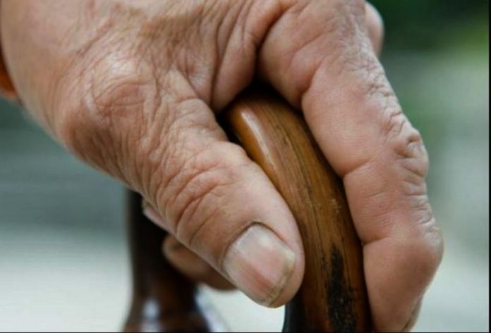 Doi septuagenari din Bumbești-Pițic, soț și soție, s-au bătut cu bastoanele