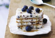 Rețeta săptămânii – Prăjitură cu ciocolată albă şi afine