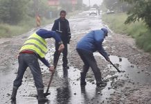 Asfalt pe mai multe drumuri pietruite dintr-o comună din Gorj. Primar: „Lupt de vreo doi ani să prind această finanțare”