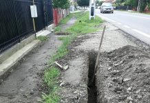 VIDEO: Fostul primar de Licurici a acoperit cu pământ trotuarul și un șanț din Târgu-Jiu!
