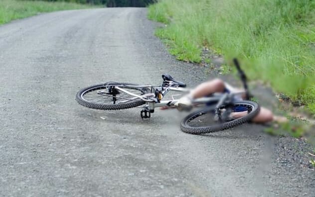Biciclist lovit de mașină
