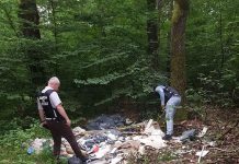 Gunoaie aruncate în pădurea de la Lelești