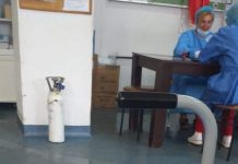 Video: Linia I de la Spitalului Județean Târgu-Jiu își tratează pacienții cu spatele și cu măștile sub barbă!