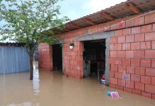 Foto: 20 de gospodării din Padeș, inundate! Locuitorii, REVOLTAȚI