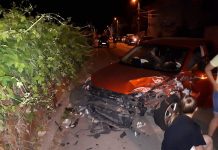 Foto: A vrut să evite o pisică și a intrat frontal într-o altă mașină! Șoferița și-a făcut autoturismul zob